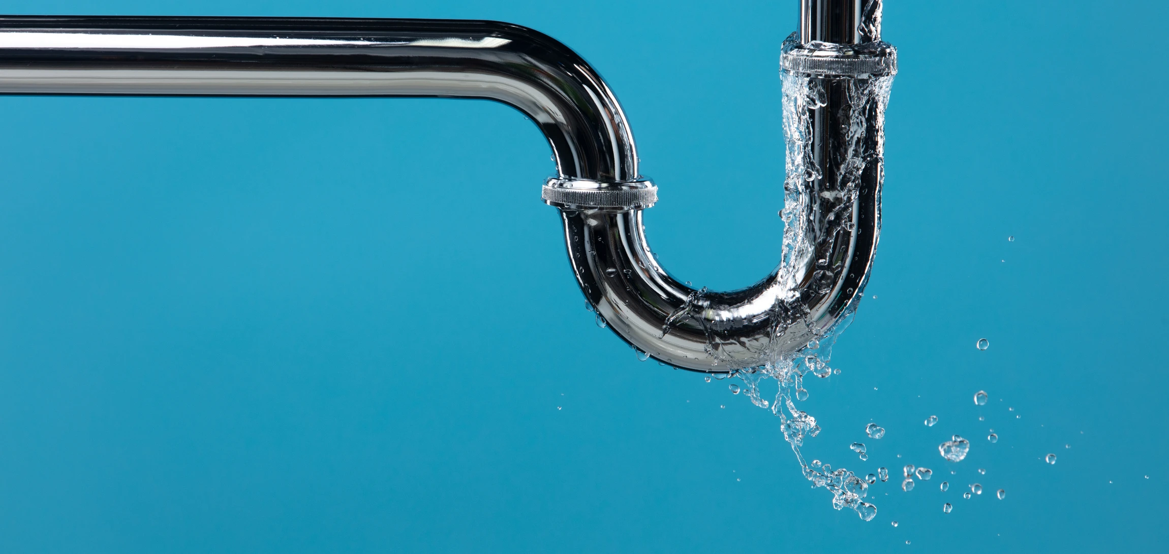Gros plan en salle de bain montrant un plombier professionnel équipé de gants de travail, utilisant un détecteur de fuite ou une caméra thermique pour localiser une fuite sur une canalisation cachée ou dans une paroi. On voit l'écran de l'appareil de détection, la canalisation/tuyauterie concernée, et l'environnement intérieur (murs, sol) qui montre que la paroi n'a pas été endommagée. L'image doit suggérer une détection non-invasive et la technologie au service du diagnostic.